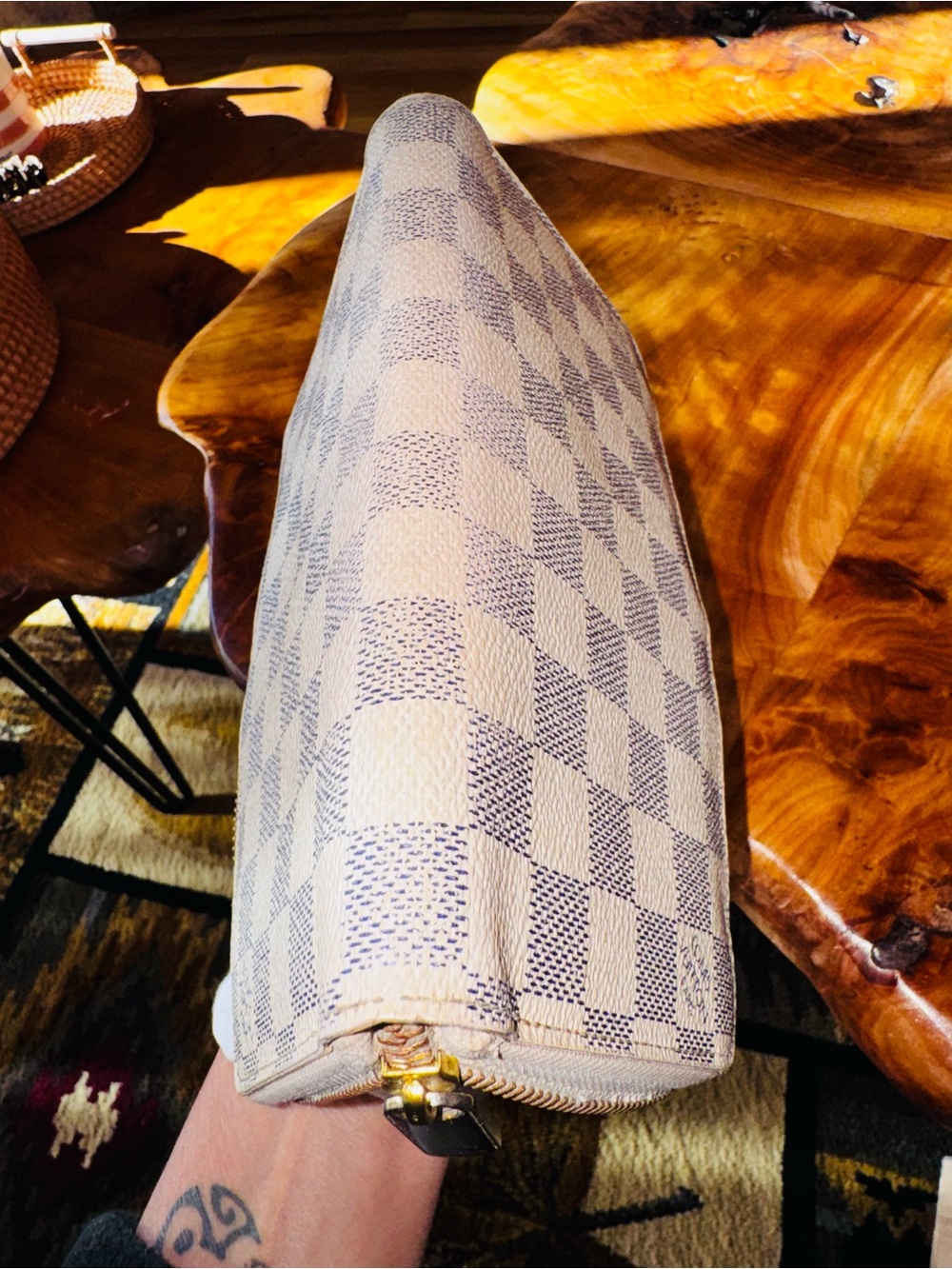 Louis Vuitton Zippy Wallet in the iconic Damier Azur pattern,  coated canvas. - Picture 12 of 17